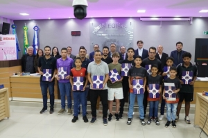 Cmara aprova requerimento, projetos e homenageia Projeto de Futebol Aeroporto II